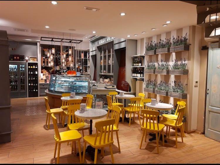 La sala colazione con la pasticceria di fiducia della struttura