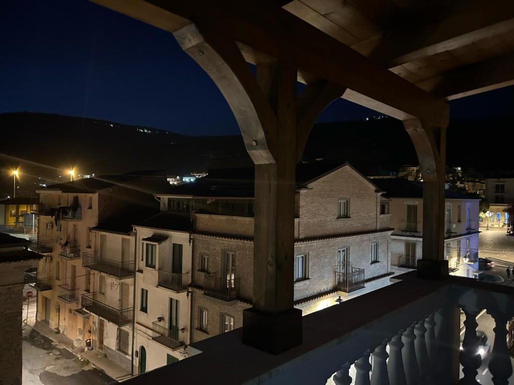 Vista notturna dalla terrazza di B&B Il Sogno sul centro di Lamezia Terme